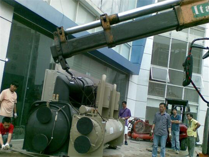 炉霍县随车吊和汽车吊的核心区别是什么？哪种更省钱？