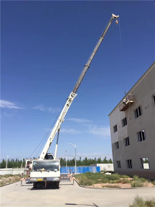 炉霍县“轻装强干”—— 吊车的 “轻量化臂架” 技术